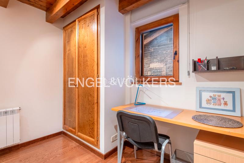 Foto 0c20c6d5-a3af-44a5-b2ea-2f4e3141b667. Dúplex amb xemeneia calefacció aparcament piscina a Puigcerdà