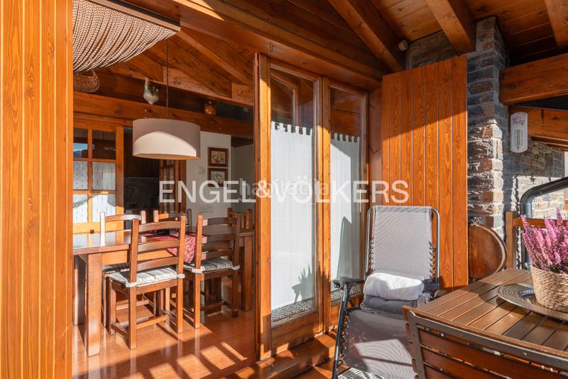 Foto 153932d9-0e90-40b8-bd39-74892511848b. Dúplex amb xemeneia calefacció aparcament piscina a Puigcerdà