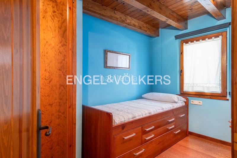 Foto 2d02f564-ecd7-49f0-b1e2-7897955985a0. Dúplex amb xemeneia calefacció aparcament piscina a Puigcerdà