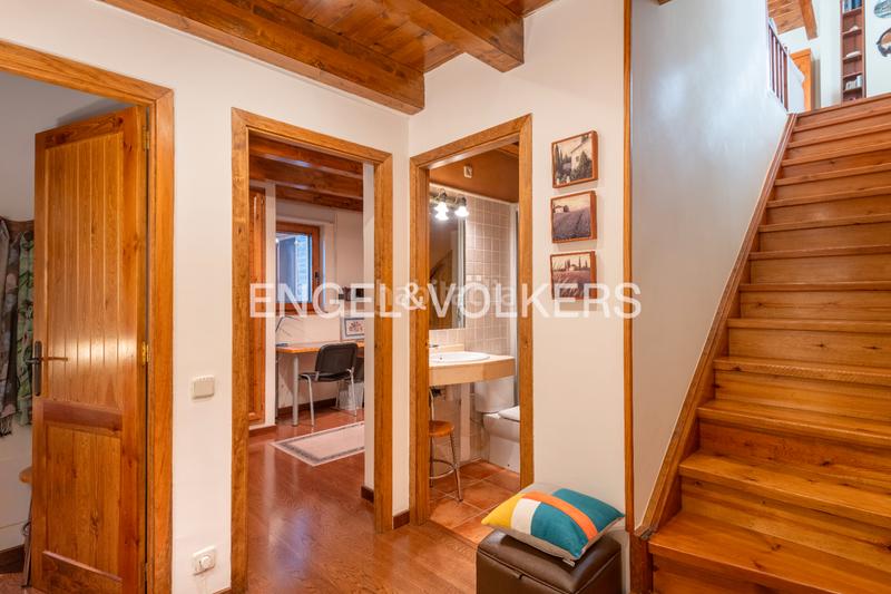 Foto 31830b2c-d9f9-4200-9655-f98779c7bea4. Dúplex amb xemeneia calefacció aparcament piscina a Puigcerdà