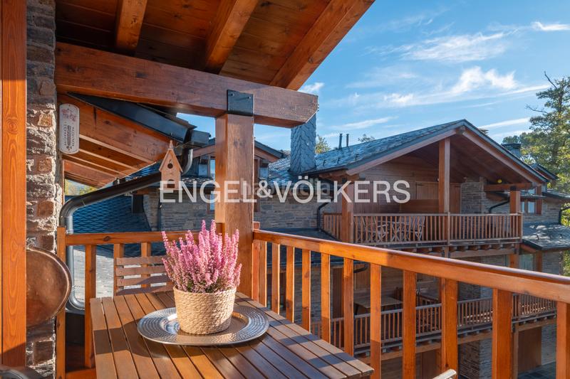 Foto 36d14e51-33f3-49b1-99e3-bcd94b3d4221. Dúplex amb xemeneia calefacció aparcament piscina a Puigcerdà