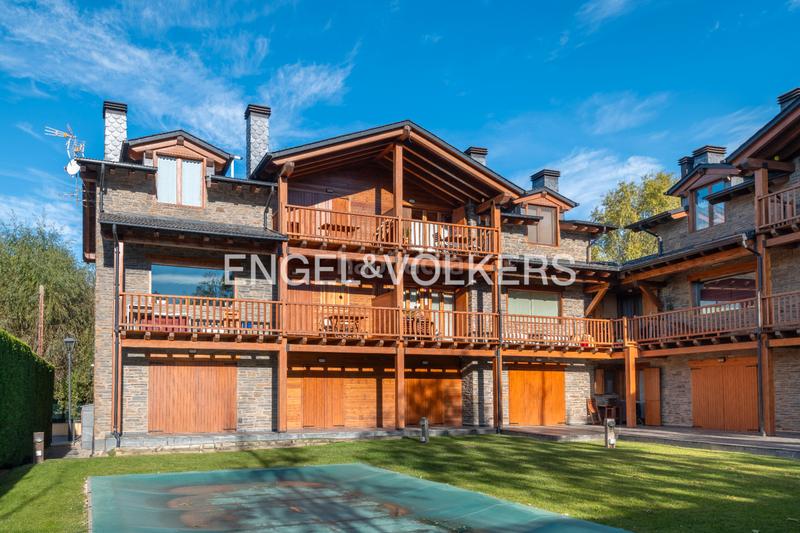 Foto 399ab66c-f5e2-446f-957c-fc0bbc5da48d. Dúplex amb xemeneia calefacció aparcament piscina a Puigcerdà