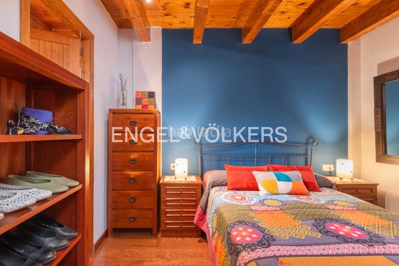 Foto 4fda2176-9a98-4c87-8f4b-c5c2f6c5d38b. Dúplex amb xemeneia calefacció aparcament piscina a Puigcerdà