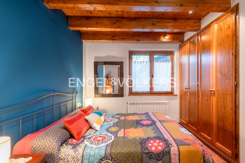 Foto 63f95c22-e6a3-4d7c-b6d9-da56831a40a8. Dúplex amb xemeneia calefacció aparcament piscina a Puigcerdà