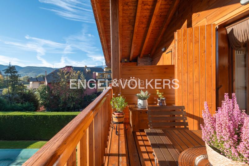 Foto 743fe23b-c91d-4b38-92ae-eace3291e901. Dúplex amb xemeneia calefacció aparcament piscina a Puigcerdà