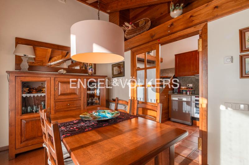 Foto a74bf1d1-bdd7-438a-8015-b5c0452d069c. Dúplex amb xemeneia calefacció aparcament piscina a Puigcerdà