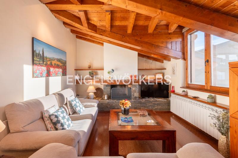 Foto bb9a2ced-1b86-4fdb-9a11-123d780ab28d. Dúplex amb xemeneia calefacció aparcament piscina a Puigcerdà