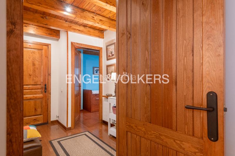 Foto c3664e56-6af6-4a88-9ad9-2a8de9ca7bff. Dúplex amb xemeneia calefacció aparcament piscina a Puigcerdà