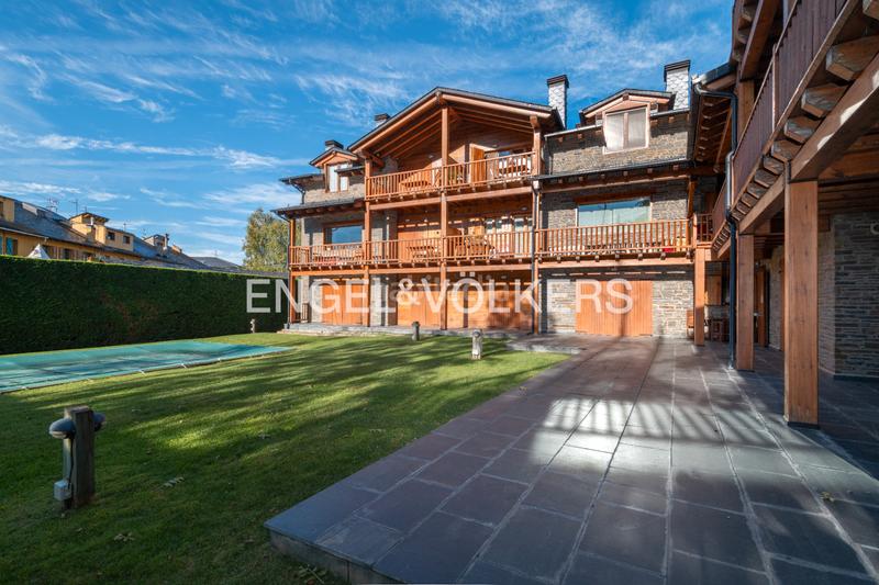 Foto ccf00c6d-a269-4650-9b5a-fb07c855279f. Dúplex amb xemeneia calefacció aparcament piscina a Puigcerdà