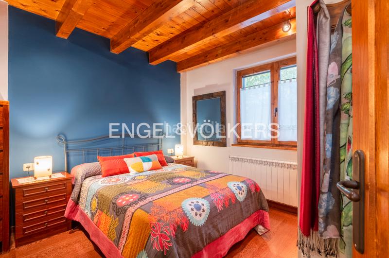 Foto d0c29089-d60f-4dba-854b-1c34ea7c2354. Dúplex amb xemeneia calefacció aparcament piscina a Puigcerdà