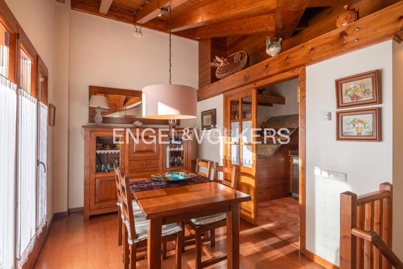 Foto d765c44d-7181-4f00-88a7-c386b229d446. Dúplex amb xemeneia calefacció aparcament piscina a Puigcerdà