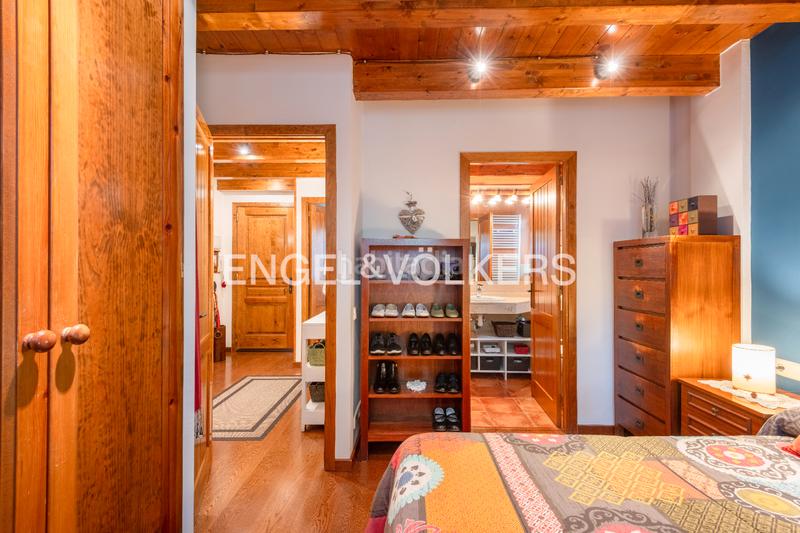 Foto f88bc0b7-5a7f-4706-82d5-61839572876e. Dúplex amb xemeneia calefacció aparcament piscina a Puigcerdà