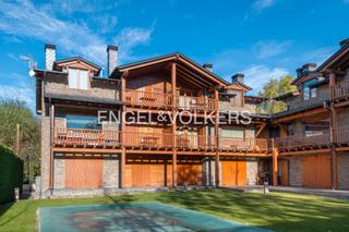 Dplex a Puigcerd. Luminoso dplex con piscina en puigcerd