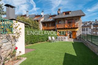 Casa adosada en Camí ral 18. Acogedora casa con jardin y vistas