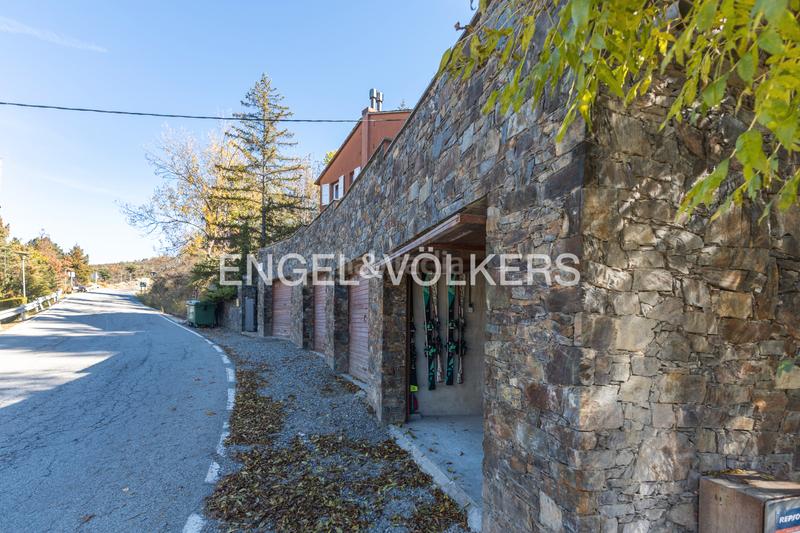 Foto 1628476b-ab08-4a2f-aadf-86ca4e22ac84. Casa adossada a avinguda tossa d'Alp 13 a Alp