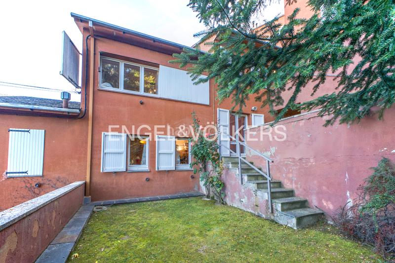 Foto 1800f0aa-e237-4e12-a1f2-3275e632f383. Casa adossada a avinguda tossa d'Alp 13 a Alp