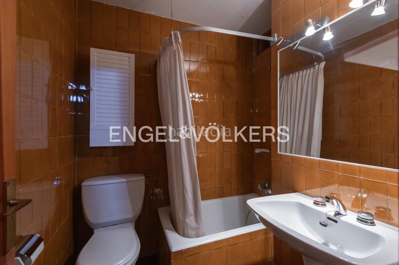 Foto 5365cb27-d2df-4458-abed-0ccd95cf18fd. Casa adossada a avinguda tossa d'Alp 13 a Alp