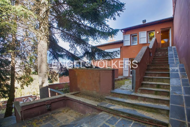 Foto 57a425bd-3724-4a0f-ac59-027c3129a9a7. Casa adossada a avinguda tossa d'Alp 13 a Alp