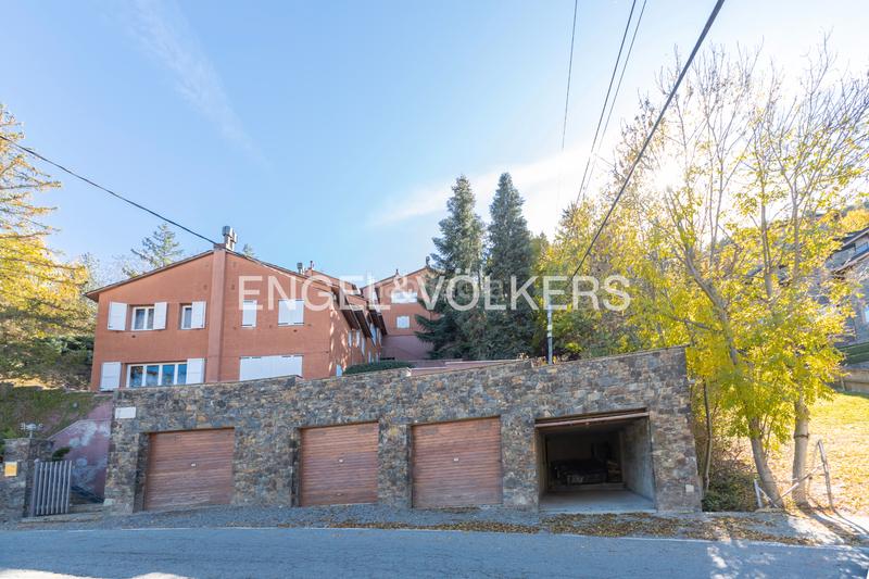 Foto 62f7a307-b93e-4932-be0b-638f13985b39. Casa adossada a avinguda tossa d'Alp 13 a Alp