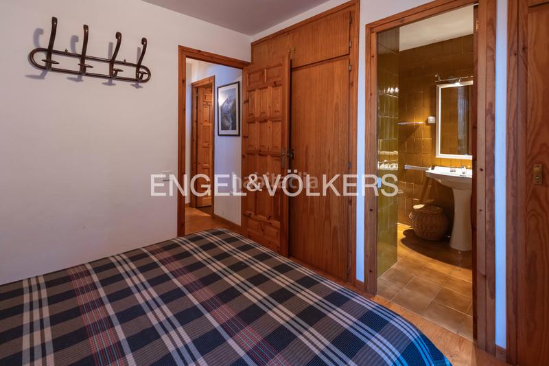 Foto 70288b25-c767-4f88-b1ce-c9952e80e507. Casa adossada a avinguda tossa d'Alp 13 a Alp