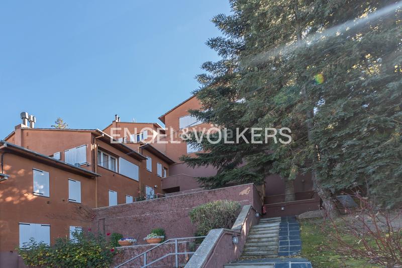 Foto 715a9ae6-689c-417c-b150-e080d06701a8. Casa adossada a avinguda tossa d'Alp 13 a Alp