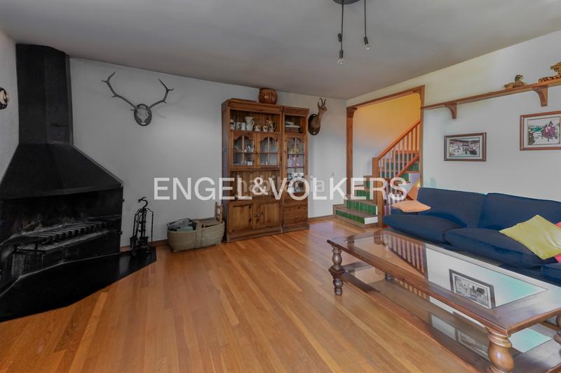 Foto 834f9b05-3d6a-49da-b657-34b72447bda0. Casa adossada a avinguda tossa d'Alp 13 a Alp