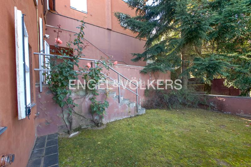 Foto c9b182a7-a96d-46e1-a8d6-b98037013ce2. Casa adossada a avinguda tossa d'Alp 13 a Alp