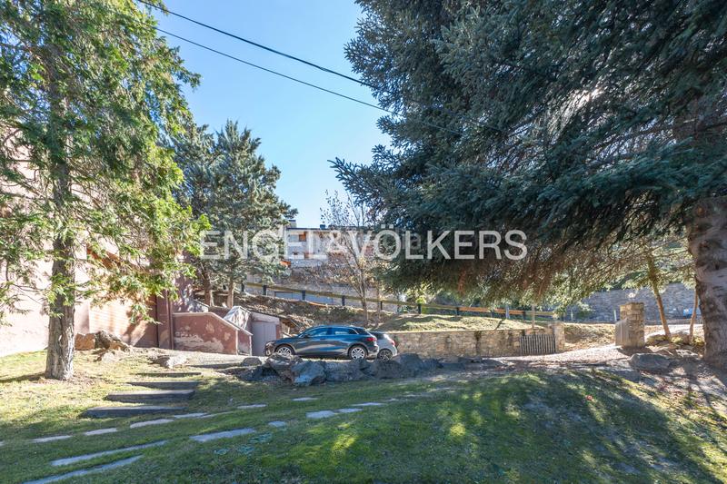 Foto e0aa1cef-1f0f-48e6-a9c0-4b8b31e0f691. Casa adossada a avinguda tossa d'Alp 13 a Alp