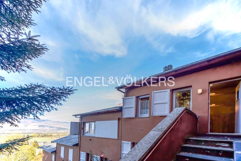 Foto eedcb68f-6512-456d-bcf6-62f2d8a72d74. Casa adossada a avinguda tossa d'Alp 13 a Alp