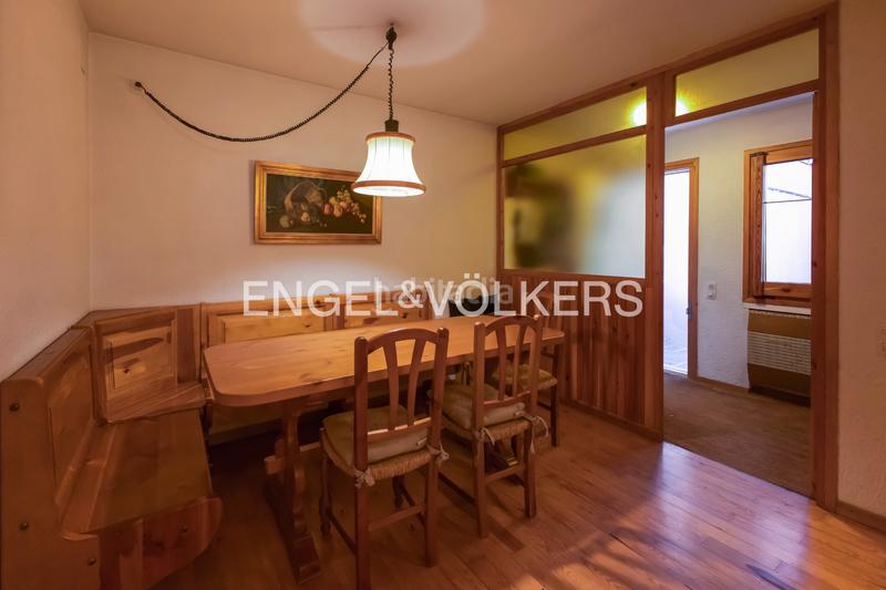 Foto f35272f3-3c0e-442e-bf3e-cd3580b377f0. Casa adossada a avinguda tossa d'Alp 13 a Alp