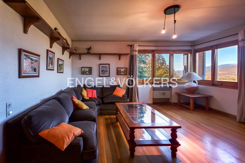 Foto f4e16bc1-667c-444b-a51b-aadd9fd7b28d. Casa adossada a avinguda tossa d'Alp 13 a Alp