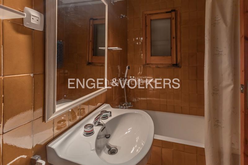 Foto f99f899c-1279-48c7-9a96-ada5cd96f373. Casa adossada a avinguda tossa d'Alp 13 a Alp