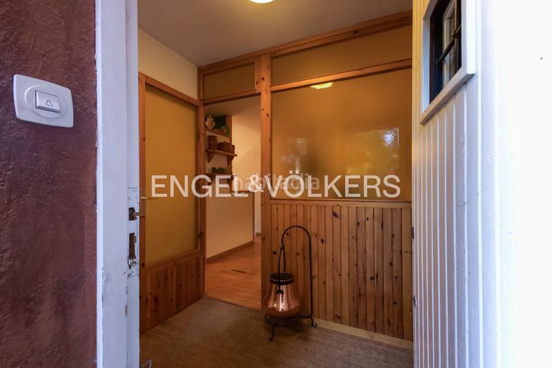 Foto ffb2852a-0079-4bae-bf17-65d25019effa. Casa adossada a avinguda tossa d'Alp 13 a Alp