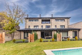 Casa adossada  Carrer font 3. Casa con jardín y piscina en age