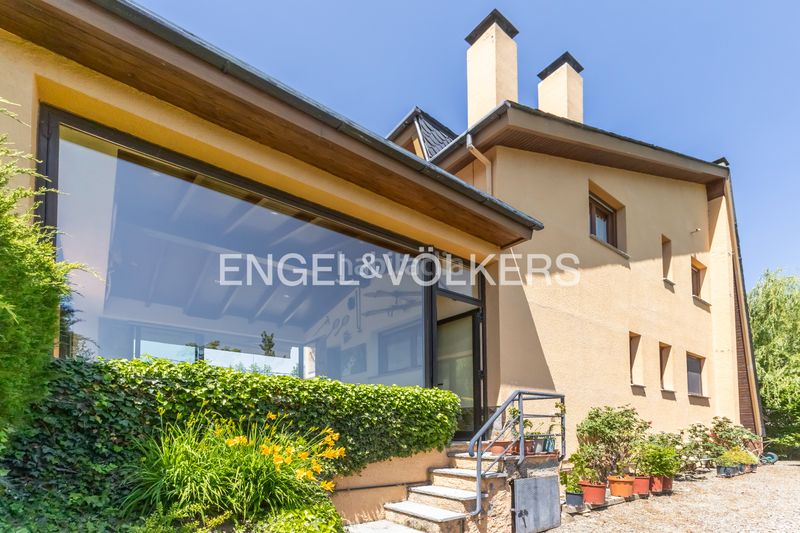 Foto 19a76f58-9e75-446e-9e3e-2553c29297f4. Casa amb xemeneia calefacció aparcament a Puigcerdà