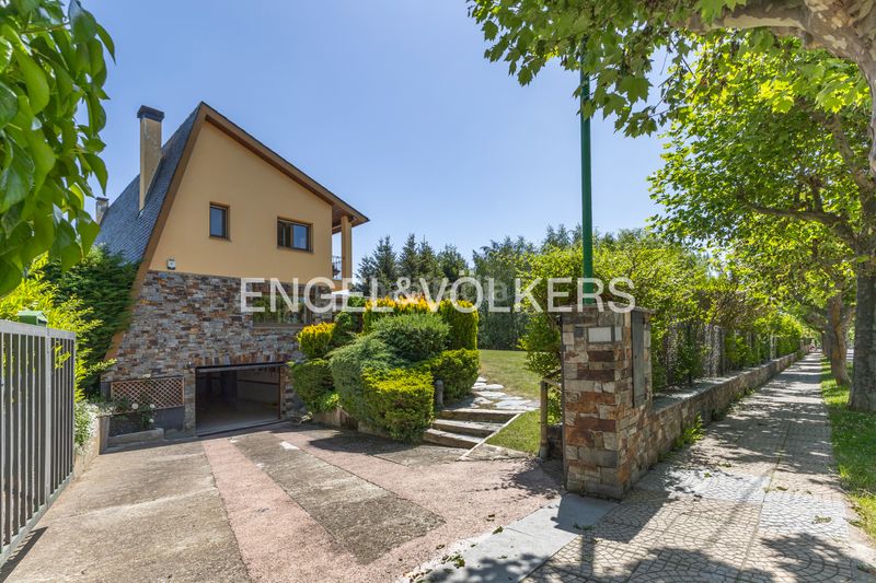 Foto 1dce182b-1e55-4da9-98db-49709deaafb2. Casa amb xemeneia calefacció aparcament a Puigcerdà