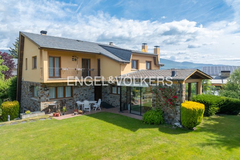Foto 2de64a29-84a8-47f7-a5bf-20decda83a05. Casa a urbanització deulofeu 18 a Puigcerdà