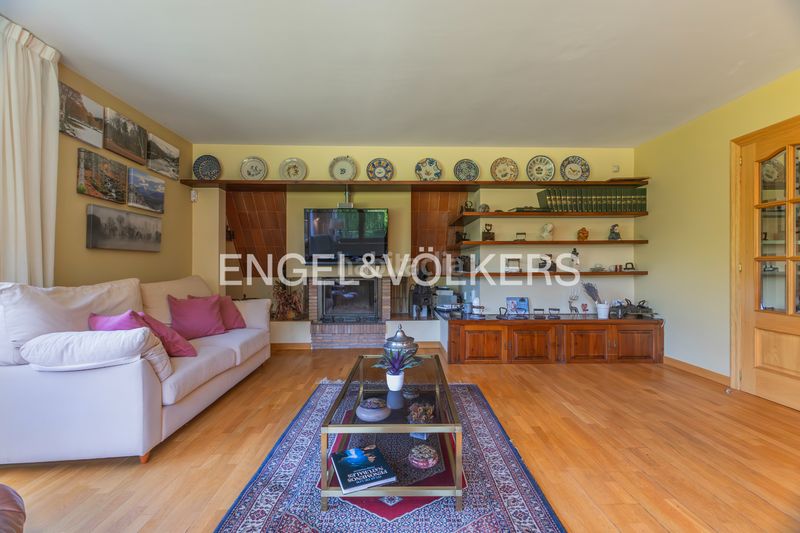 Foto 33faa33d-c519-49fe-8d8c-59658e430d13. Casa amb xemeneia calefacció aparcament a Puigcerdà
