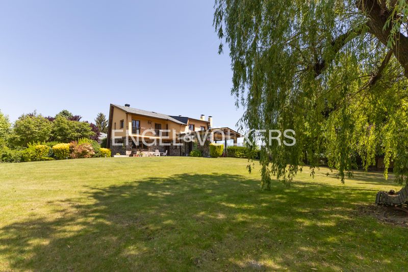 Foto 52cb7cc3-4b09-44b2-a40b-8d1884d7bbcb. Casa amb xemeneia calefacció aparcament a Puigcerdà