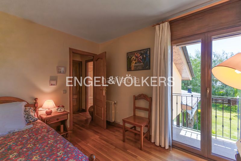 Foto 5941ad4f-b9ef-4ad1-8f89-7f47faa298bb. Casa amb xemeneia calefacció aparcament a Puigcerdà