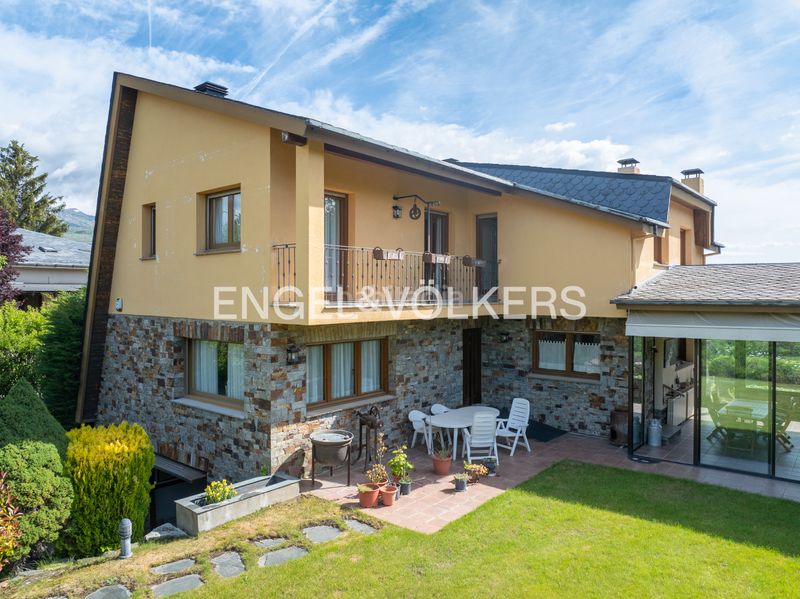 Foto 5b9c8b98-b73c-450d-89bc-86c8e266153a. Casa a urbanització deulofeu 18 a Puigcerdà
