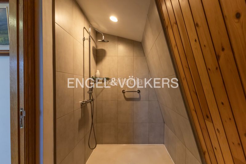 Foto 5f29767d-12ae-4d14-9a17-95530c72cd87. Casa amb xemeneia calefacció aparcament a Puigcerdà