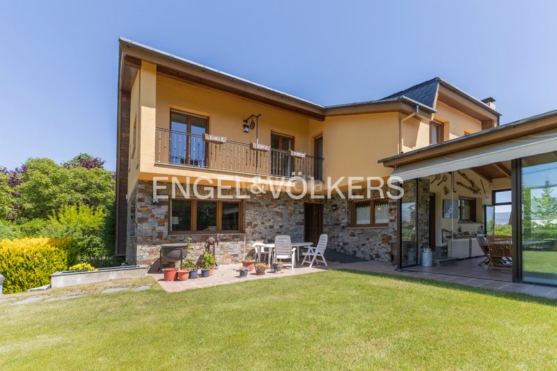 Foto 6e4a6008-74a0-41ba-9898-1fde62e3e72d. Casa amb xemeneia calefacció aparcament a Puigcerdà