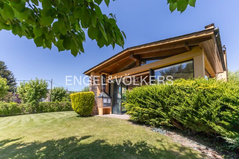 Foto 97c97c53-f0ca-4454-af12-e66b5c373051. Casa amb xemeneia calefacció aparcament a Puigcerdà