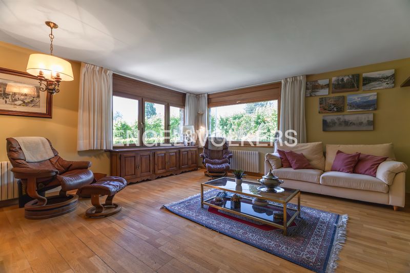 Foto a24bd9b7-7eb7-4fe3-b03e-203556f6e089. Casa amb xemeneia calefacció aparcament a Puigcerdà