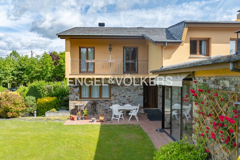 Foto a8a39d3e-1125-4fbf-bdcb-4a17199d9ffe. Casa a urbanització deulofeu 18 a Puigcerdà