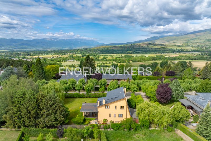Foto ac2e5fad-d564-4e40-a6ef-d3fcb0bf5e06. Casa a urbanització deulofeu 18 a Puigcerdà