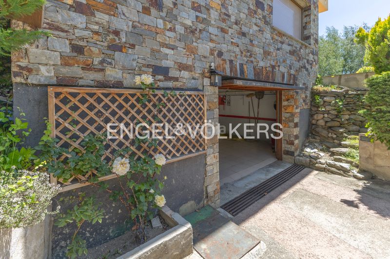 Foto b0767db2-419c-4f27-96e3-477f135211b2. Casa amb xemeneia calefacció aparcament a Puigcerdà