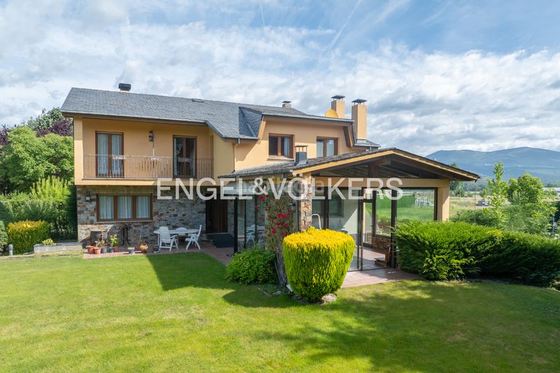 Foto b2cb24e5-517d-4819-906f-49af8ad4918f. Casa a urbanització deulofeu 18 a Puigcerdà