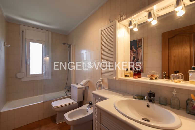 Foto baf9f275-8ec3-4bdd-8d76-48511174e949. Casa amb xemeneia calefacció aparcament a Puigcerdà
